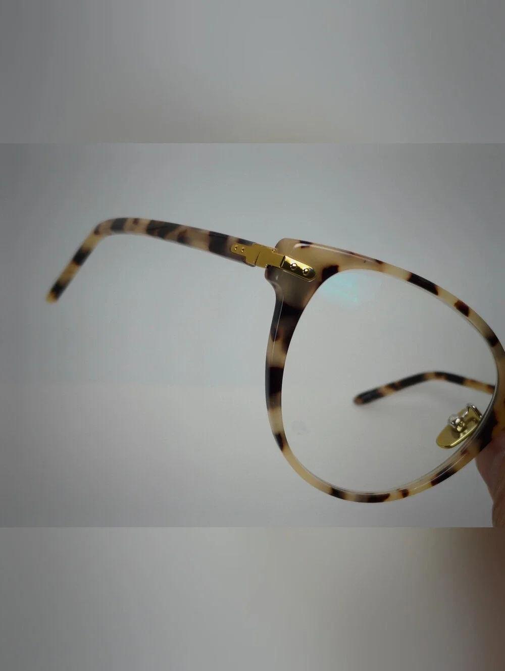 Lucia. Tortoiseshell Round Women’s Fashion. Gold Highlights Corners.